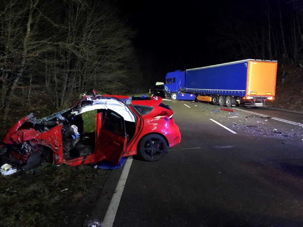 Frontalzusammensto Zwischen Pkw Und Lkw Blaulichtreport Saarland De