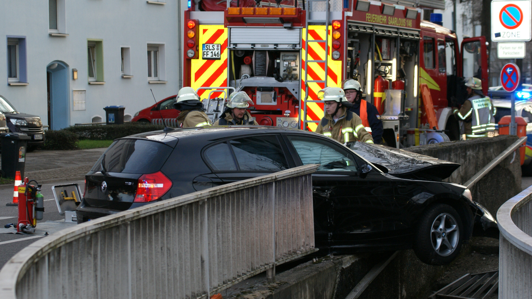 Spektakul Rer Unfall In Saarlouis Fahranf Nger Kracht In Unterf Hrung