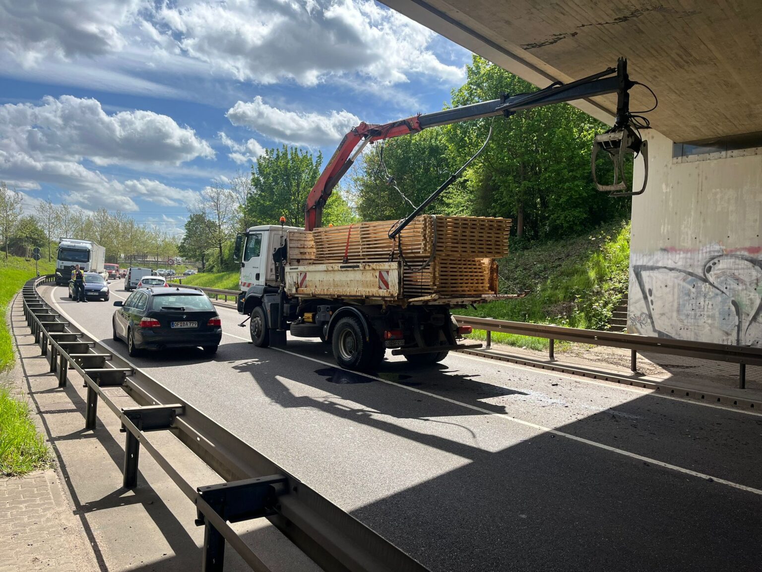 Aktuell Kran Lkw Bleibt Auf B Bei Ensdorf Unter Br Cke H Ngen