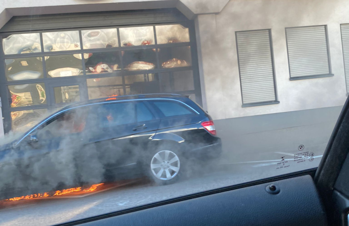 Fahrzeugbrand Greift Auf Geb Ude Ber Euro Schaden