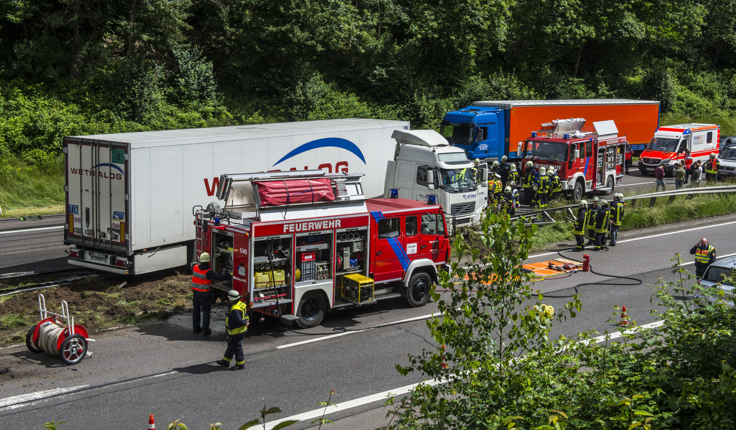 Schwerer Verkehrsunfall – LKW Durchbricht Mittelleitplanke ...