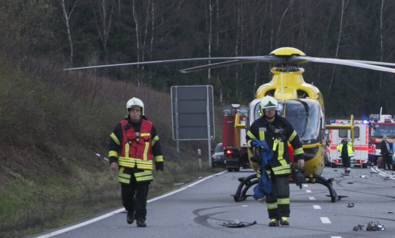 Auto Kollidiert Frontal Mit Motorrad: 20-Jährige Bikerin Ringt Mit Dem ...