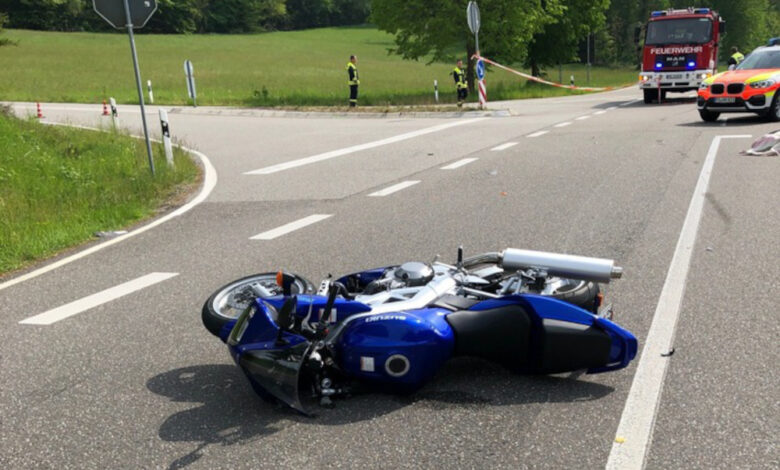 Autofahrerin Nahm Ihm Die Vorfahrt: Biker Stirbt Bei Schwerem Unfall ...