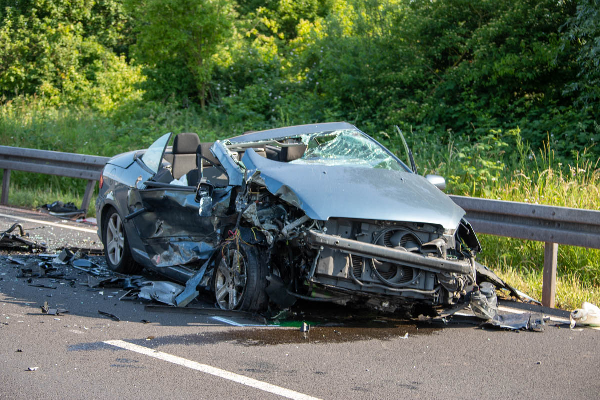 Schwerer Unfall Auf B51: Fahrzeugmotor Durch Kollision Aus Auto ...