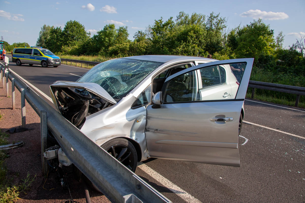 Schwerer Unfall Auf B51: Fahrzeugmotor Durch Kollision Aus Auto ...