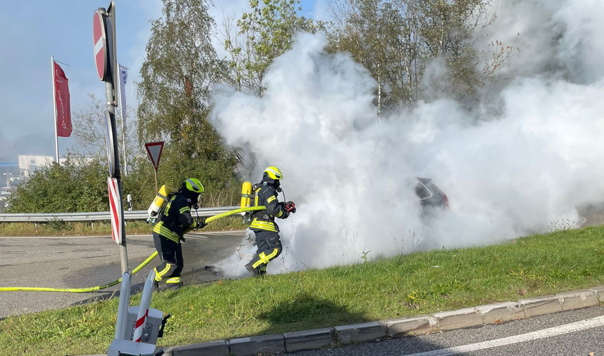 Auto Steht Auf Der A62 Bei Freisen Lichterloh In Flammen ...