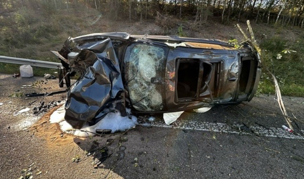 Heftiger Unfall Auf A63: BMW überschlägt Sich Nach Baumkollision ...