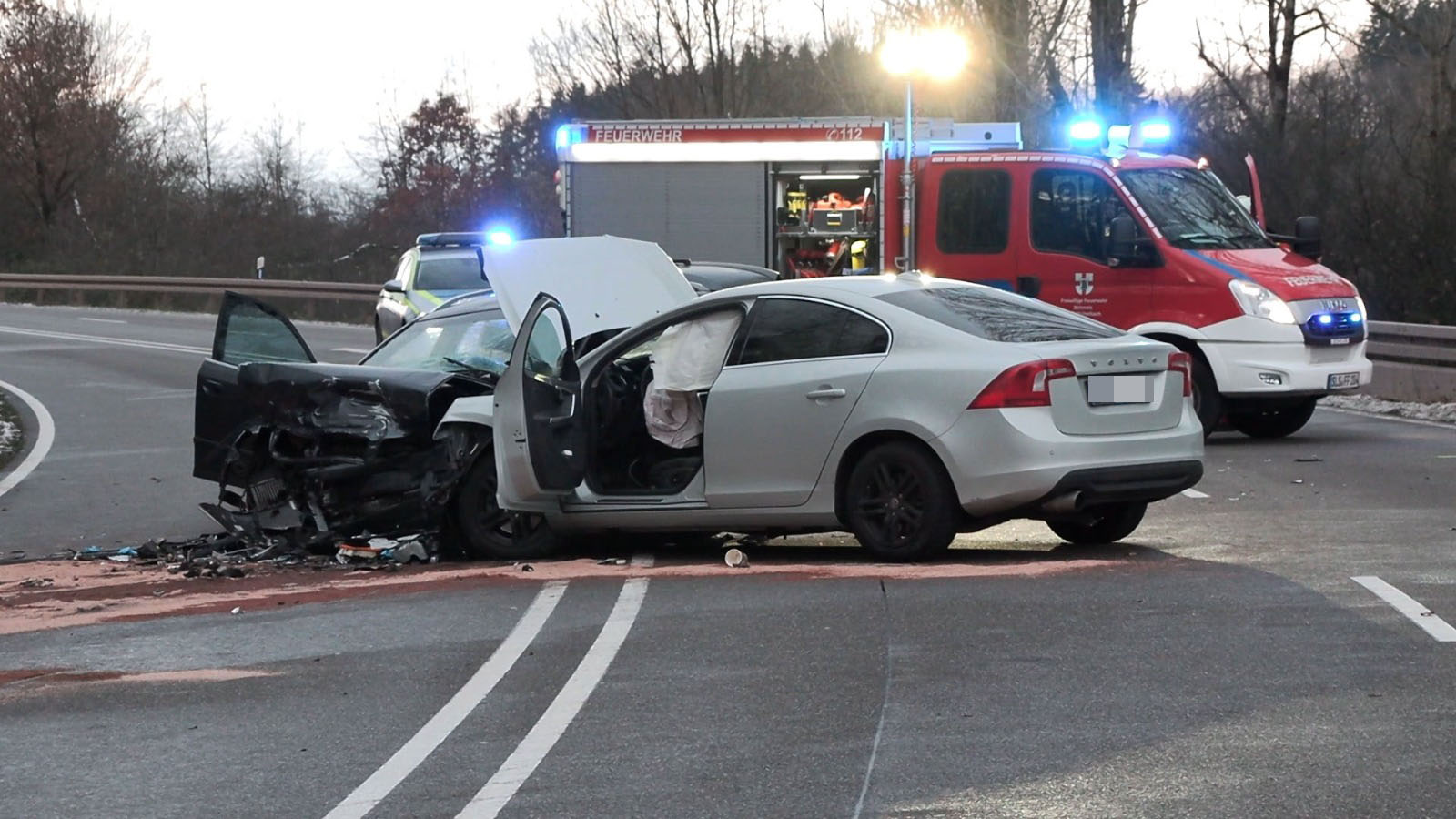 Fahranfänger Gerät Auf Gegenspur Und Kollidiert Frontal Mit Volvo ...