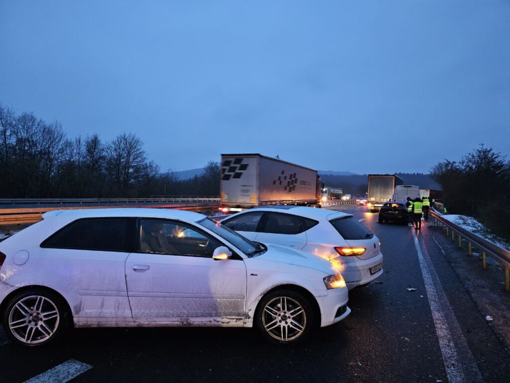 Wegen Eisregen: Massencrash Auf A8 Bei Rehlingen – Blaulichtreport ...