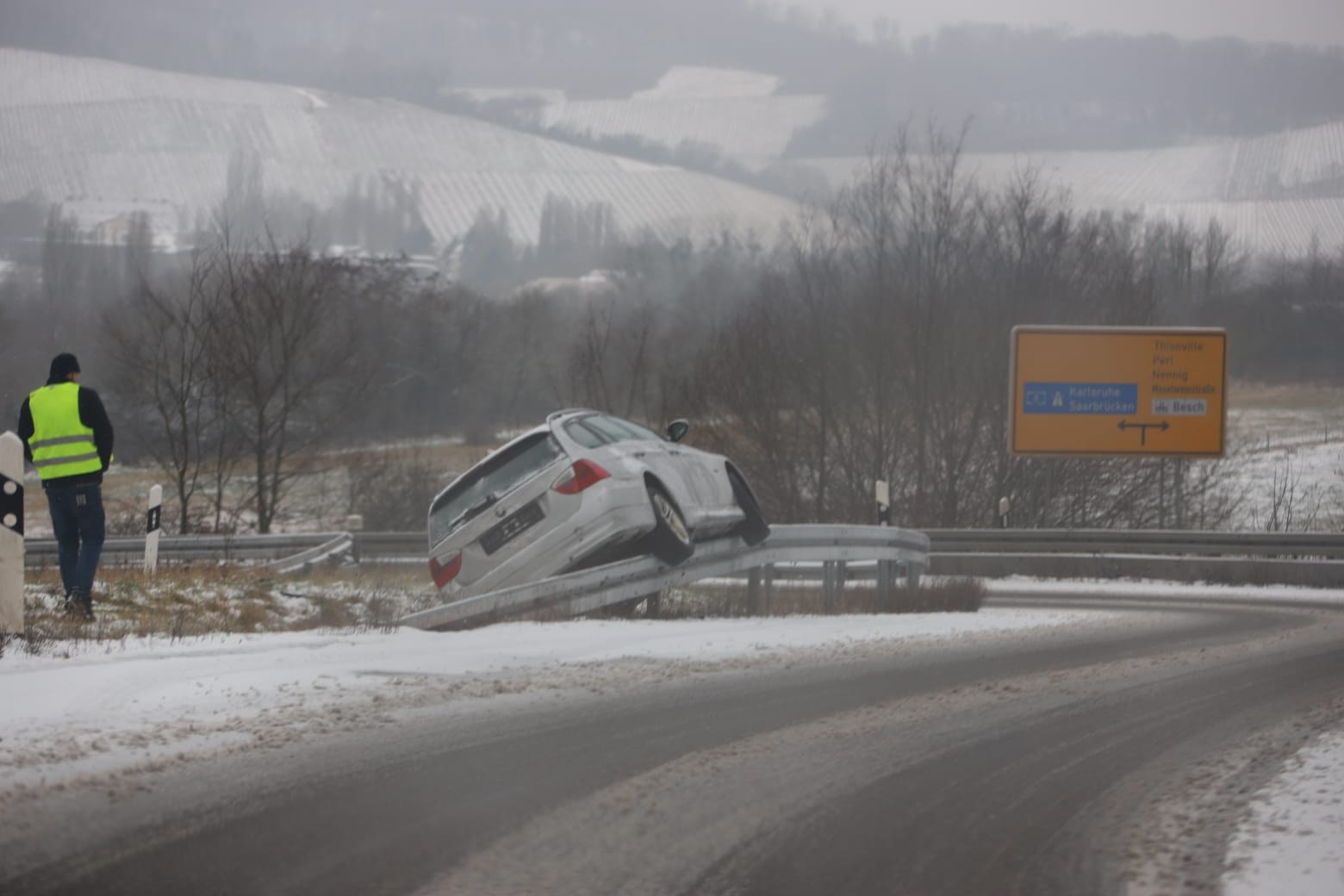 Wintereinbruch Im Saarland: Unfälle Und Blockierte LKWs ...