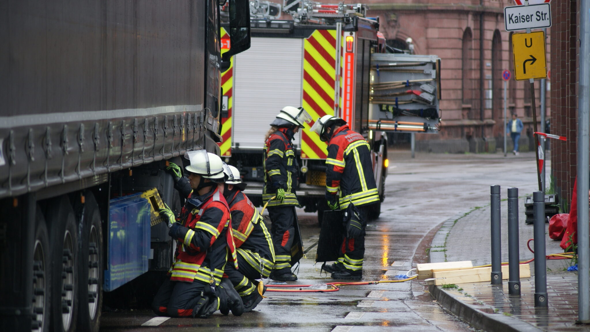 Aktuell. Schwerer Verkehrsunfall In Saarbrücken – Mann Gerät Unter Lkw ...