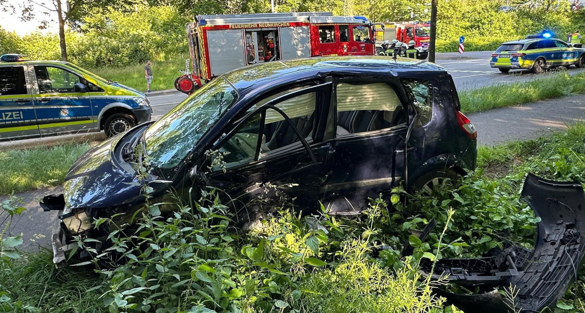 Polizeiwagen Kollidiert Mit Renault – Polizisten Schwer Verletzt ...